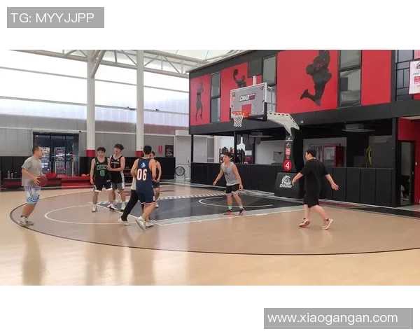 足球巨星跨界挑战篮球场精彩瞬间合集图片欣赏 足球巨星跨界挑战篮球场精彩瞬间合集图片欣赏