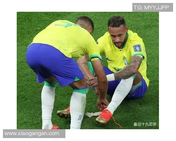 足球明星在比赛中不慎扭伤脚踝伤情引发球迷广泛关注与担忧